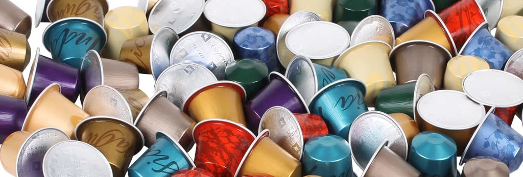 Verschiedene Nespresso Kapseln auf einer Fläche